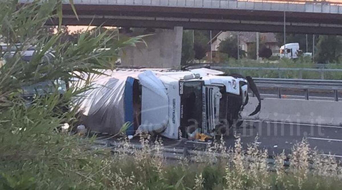FOTO: autoarticolato si ribalta a Cattolica, ferito il camionista. Paura e disagi lungo l'autostrada A14 -