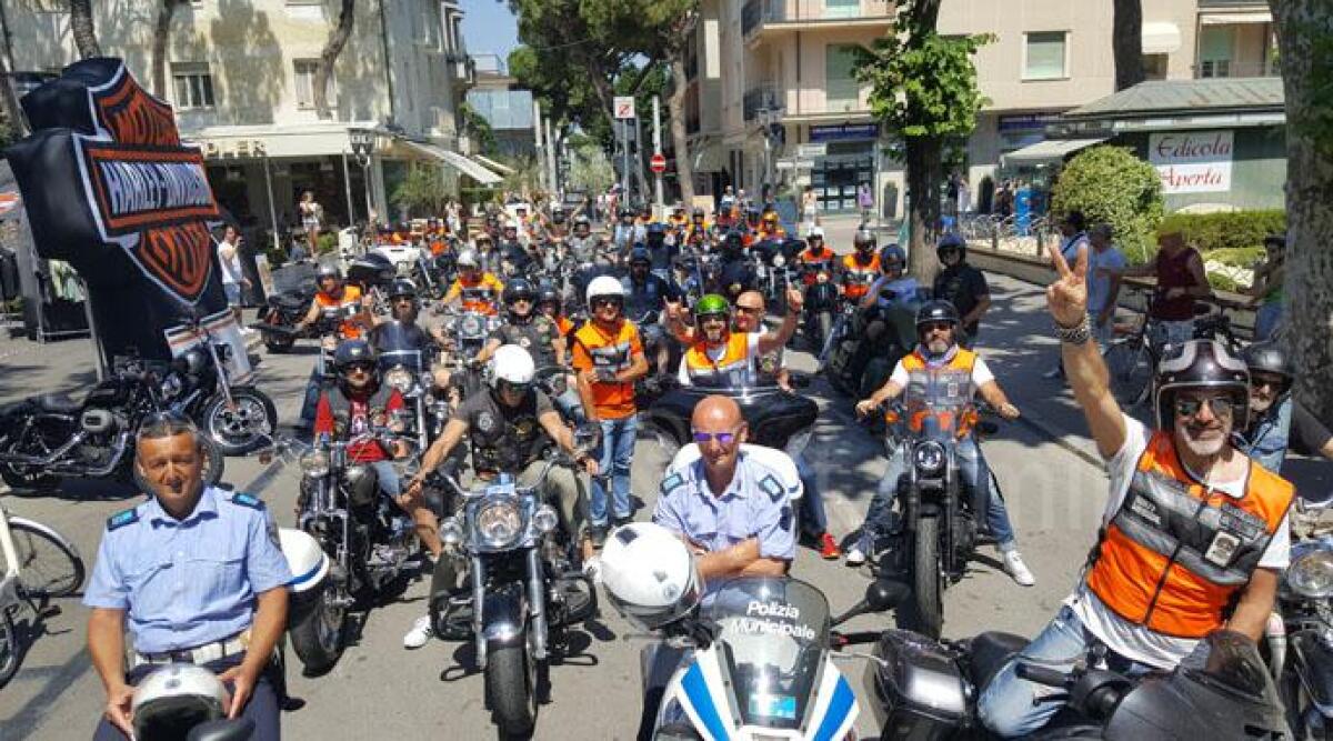 Riccione invase dalle Harley Davidson: appassionati da tutta Italia sfilano per le vie del centro - 