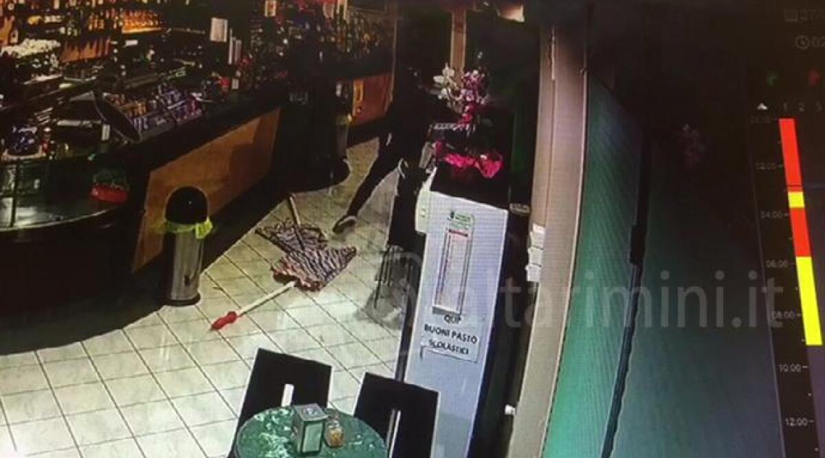 VIDEO: ladri ancora al Bar Sport, furto numero 25. Rubate tre slot machine in 57 secondi -