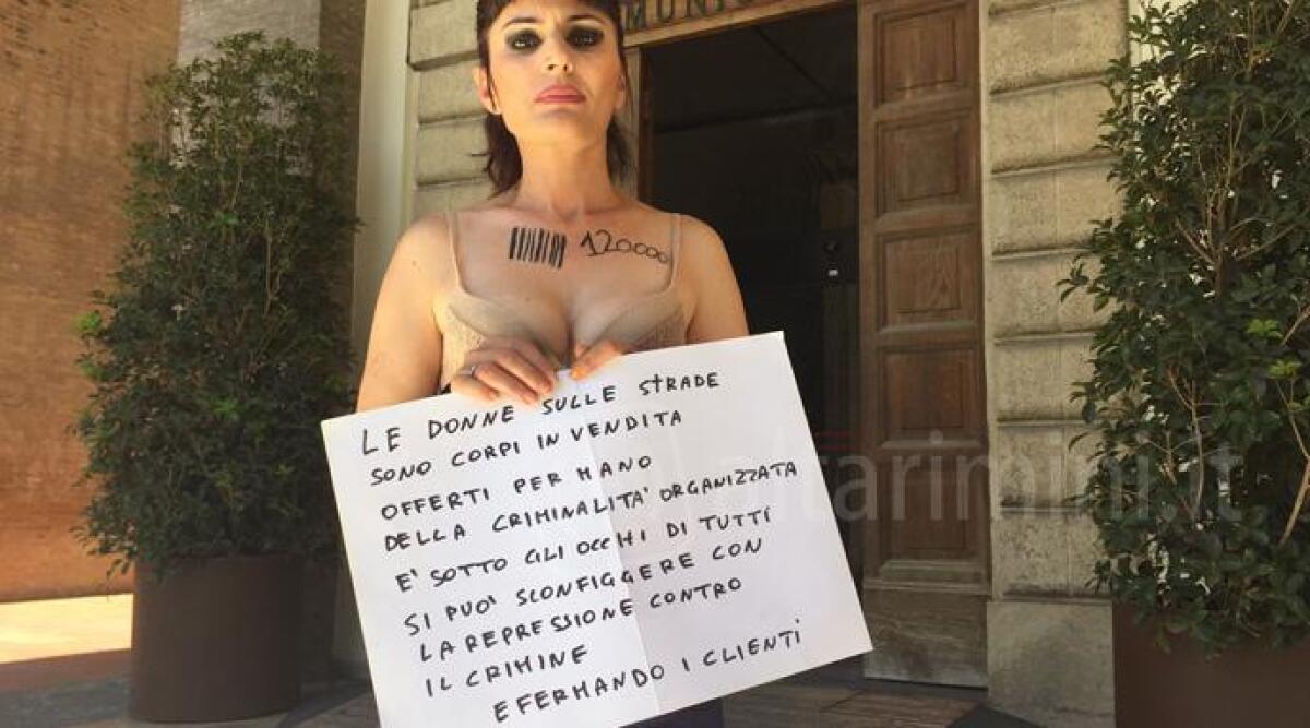Ex prostituta si spoglia davanti al Comune di Rimini, la protesta: 'basta multe alle prostitute, sono vittime' - 
