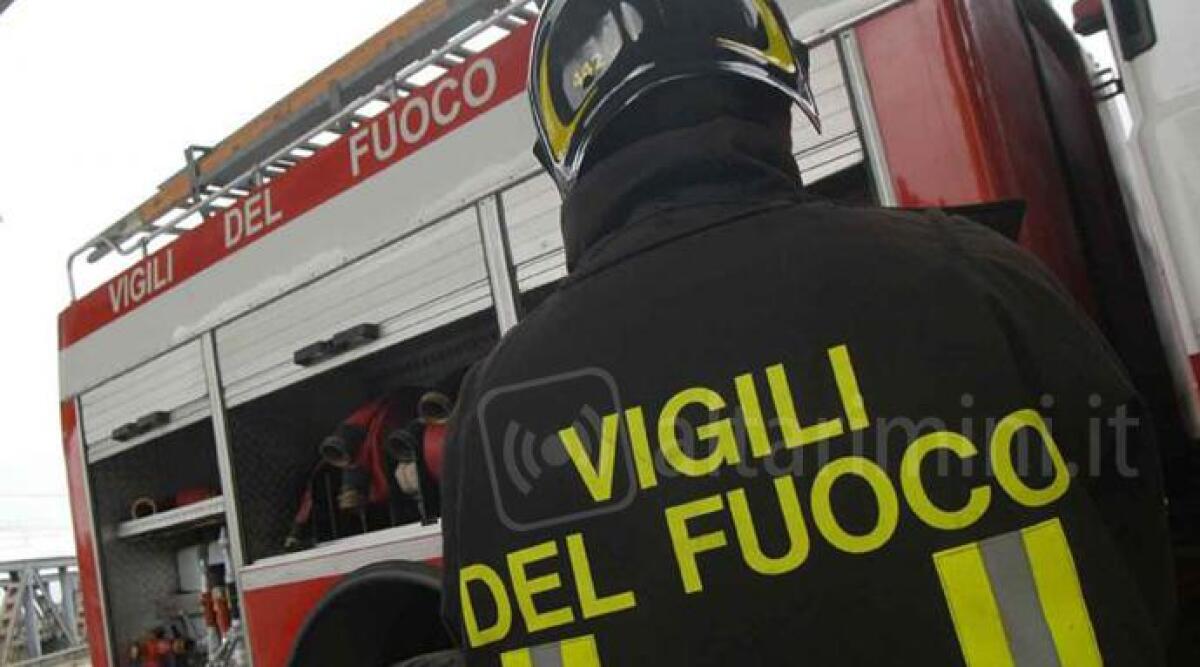 Rimini, fiamme e fumo nel parcheggio, a fuoco furgoni dei rifiuti: tre completamente distrutti - 