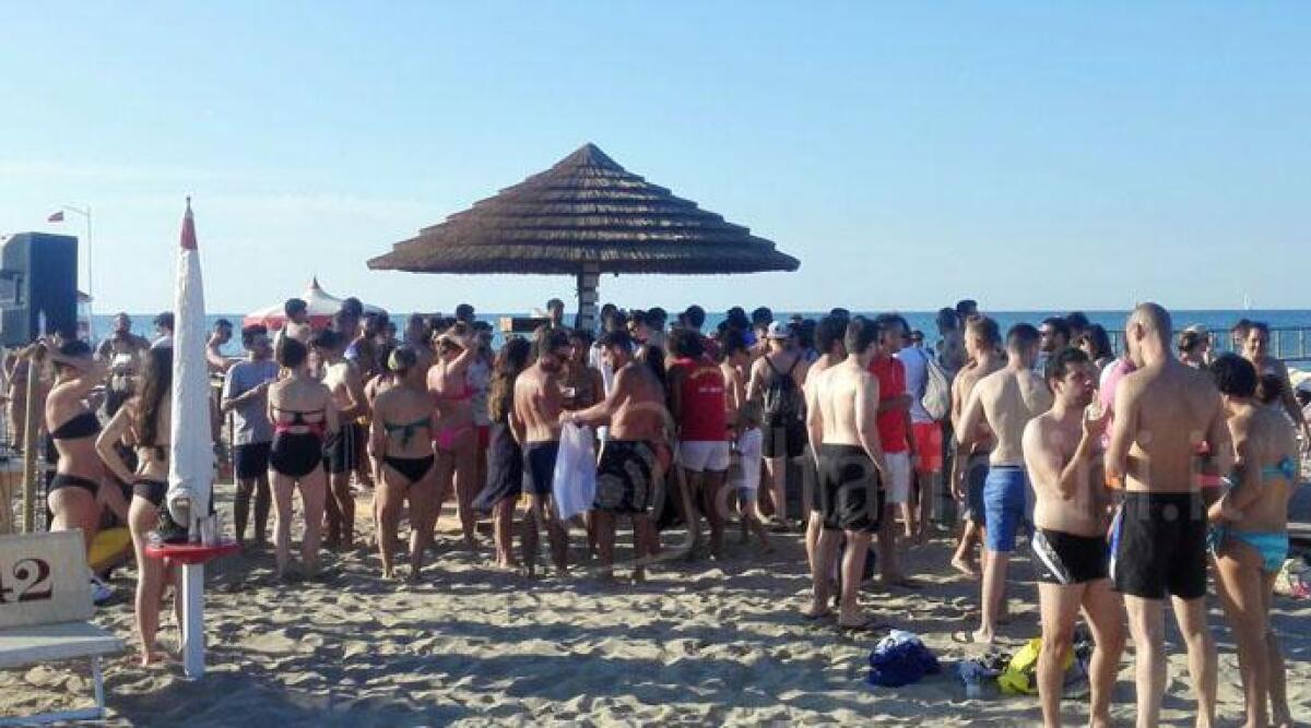 Rimini, esplode l'estate e la voglia di divertirsi: tanti giovani da Rimini Wellness alla spiaggia - 