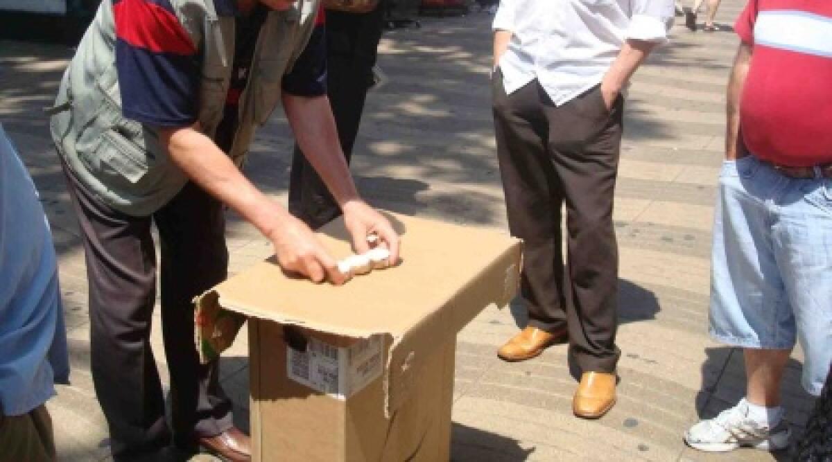 Pallinari, gente che bivacca, bancarelle di merci: a Rimini &egrave; polemica, 'il lungomare &egrave; una casbah' - 