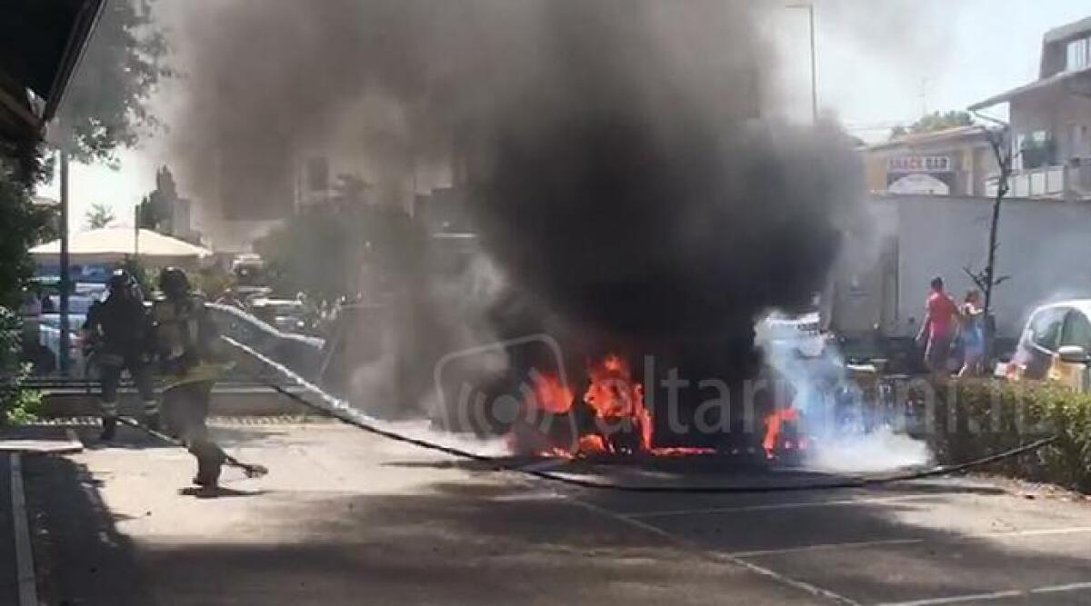 Mette in moto la sua Mercedes classe A, ma va a fuoco il motore: panico a Santarcangelo. Alta colonna di fumo -