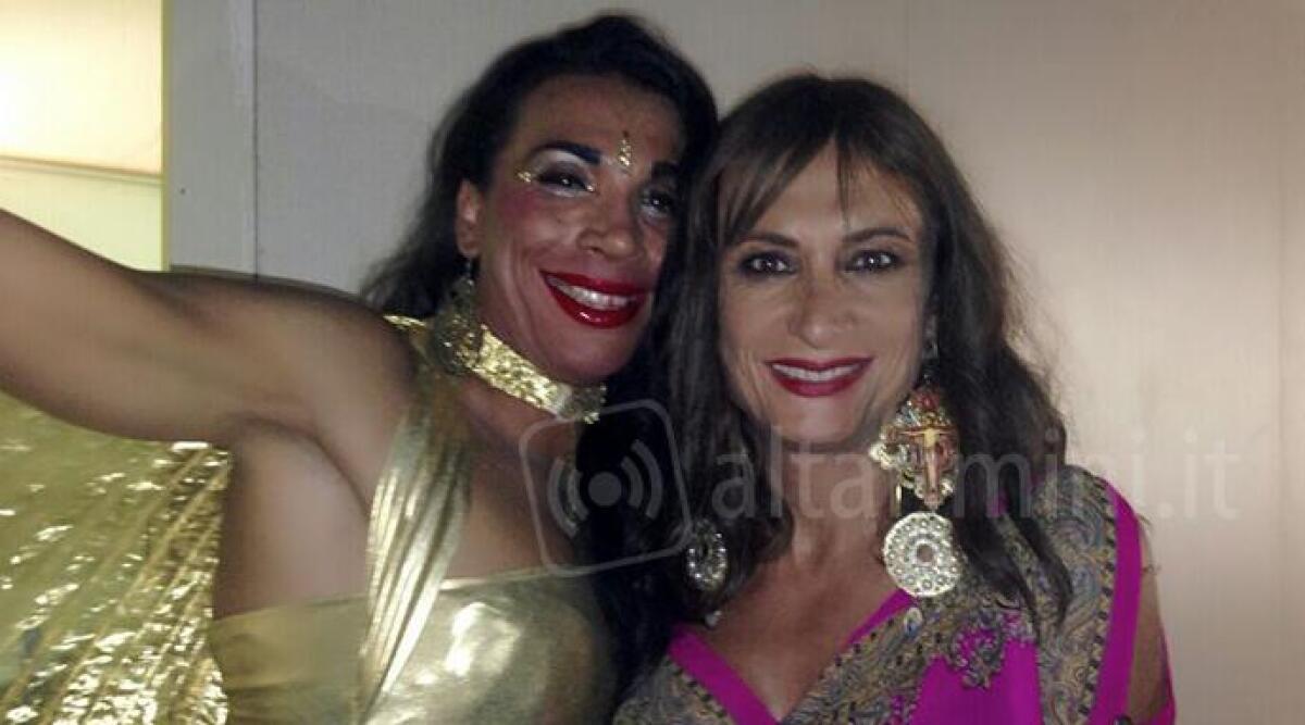Lola Star alla conquista del grattacielo di Rimini, l'esibizione al Chupitos Bar - 