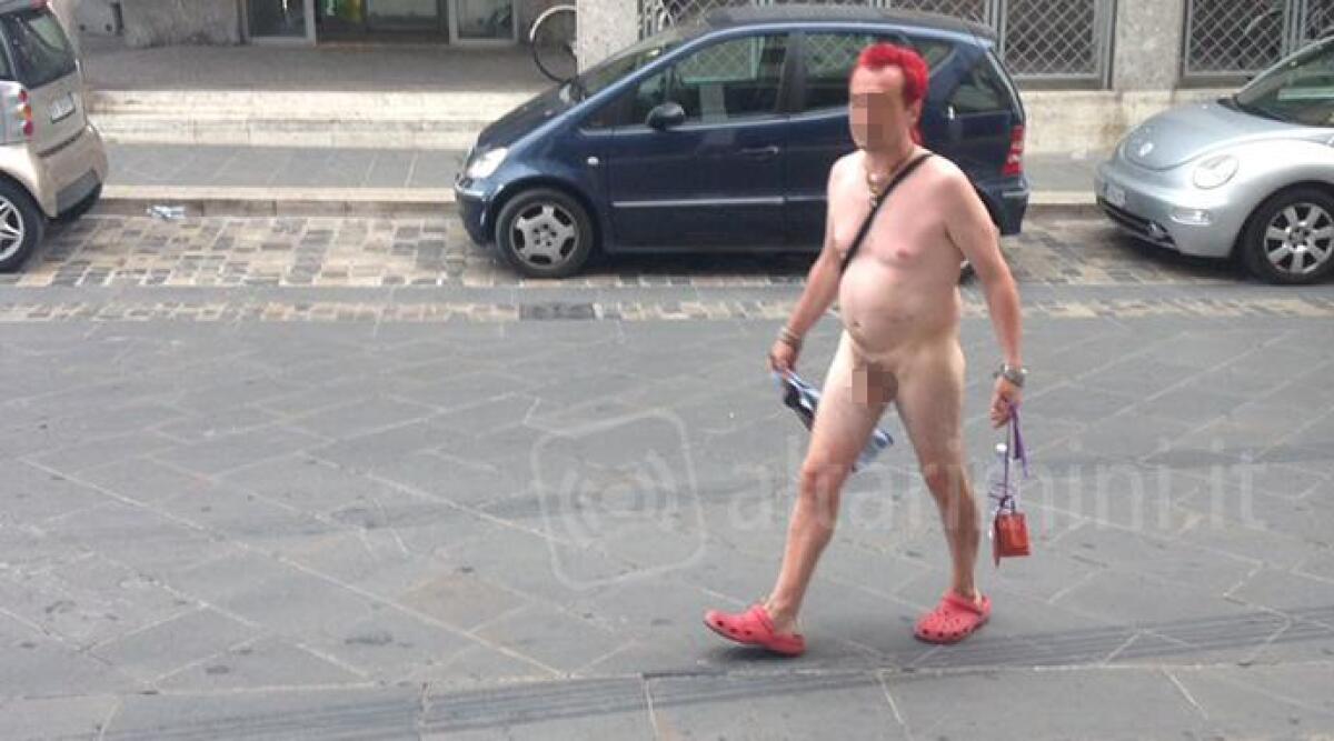 A spasso completamente nudo per le vie del centro storico di Rimini, le foto fanno il giro del web - 