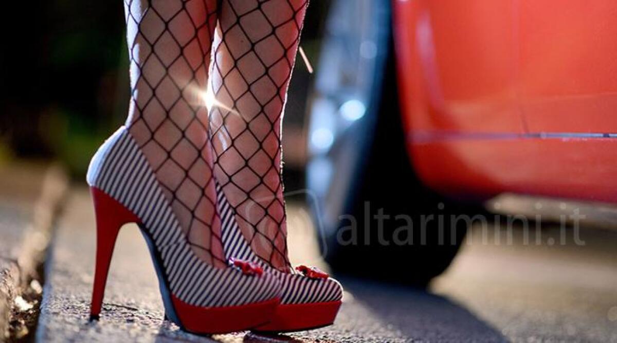 Trans di Riccione rapinato e violentato dal branco, nei guai un gruppo di giovani dell'est - 