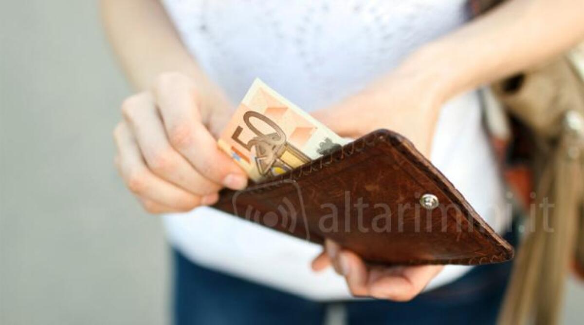 Riminesi sempre pi&ugrave; poveri, calano i redditi ma aumentano i contribuenti che pagano le tasse - 