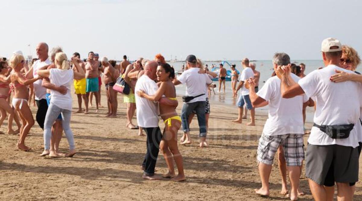 Dal bagno 1 al 150 si balla il liscio sulla spiaggia di Rimini, speciale happy hour nel segno della tradizione - 