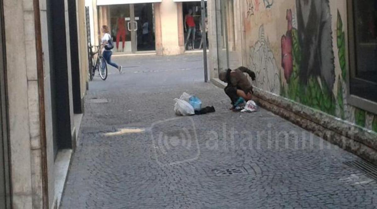 Rimini, defeca in una traversa di via Garibaldi: degrado in pieno centro storico - 