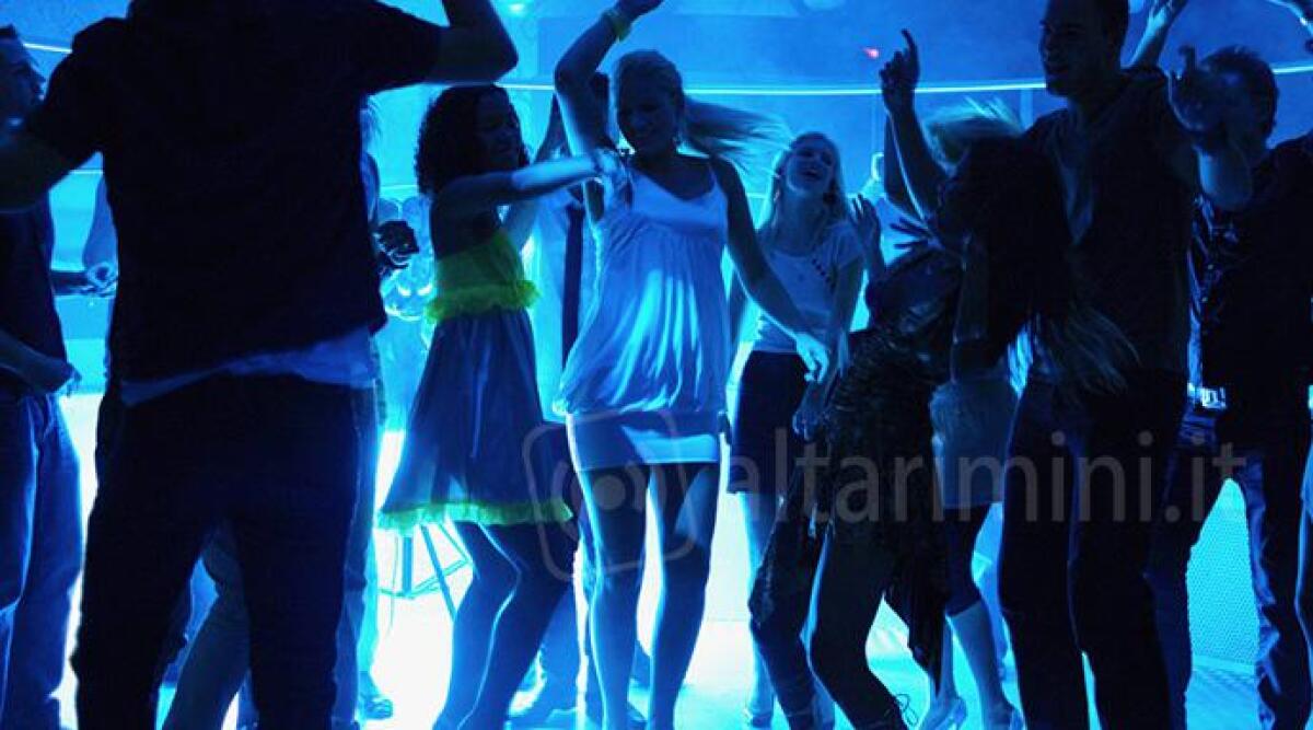 Si sente male in discoteca e muore, ma si continua a ballare. E' accaduto a Misano Adriatico - 