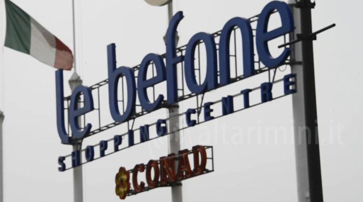 Rubano calzini e li nascondono nelle mutande, fallisce il furto a 'Le Befane'. Arrestati tre giovani rumeni - 