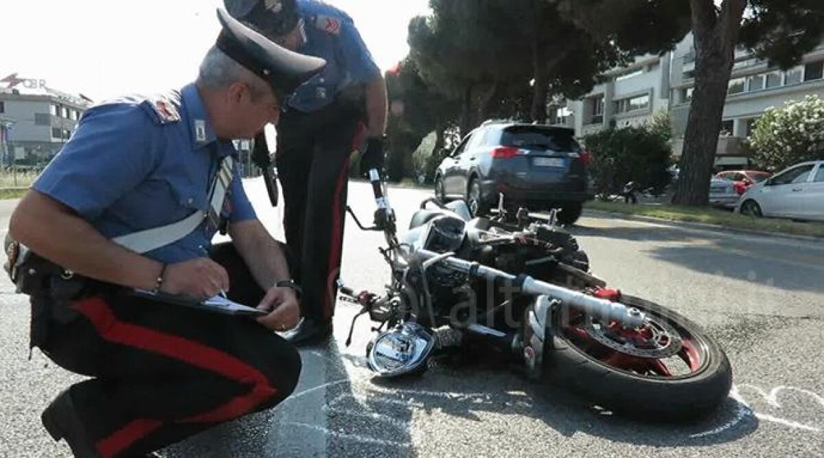 VIDEO: schianto moto furgone, grave 30enne. L'incidente in zona Celle a Rimini, indagini affidate ai carabinieri -