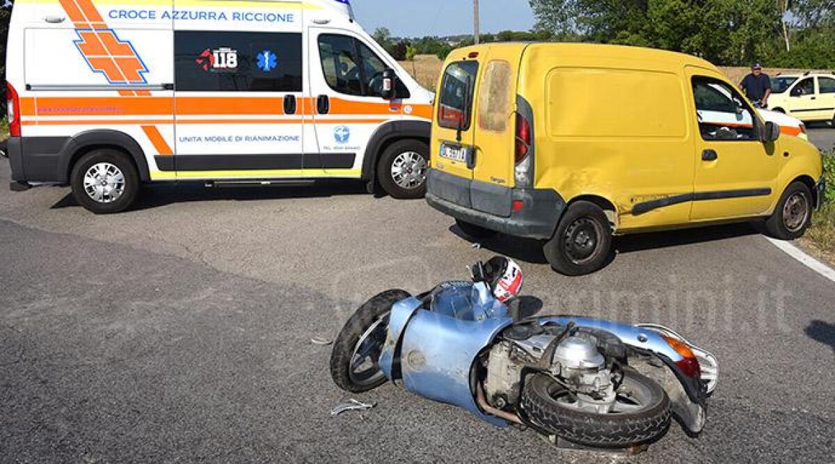 VIDEO: altro incidente a Rimini, scontro tra un furgone e uno scooter. Grave 30enne -