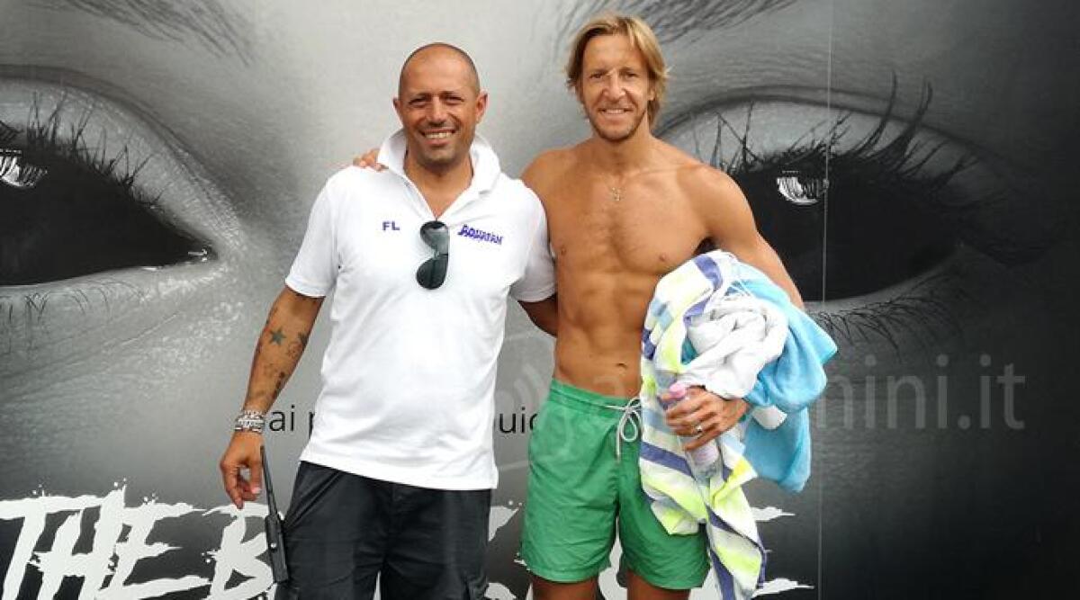 Ex calciatore e bandiera Milan Ambrosini ad Aquafan: sfida il grande scivolo al buio - 