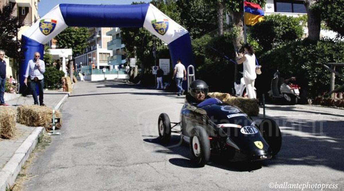 FOTO: Vecchie glorie della Formula 1 a Gabicce, spettacolare gara a bordo della caratelle - 
