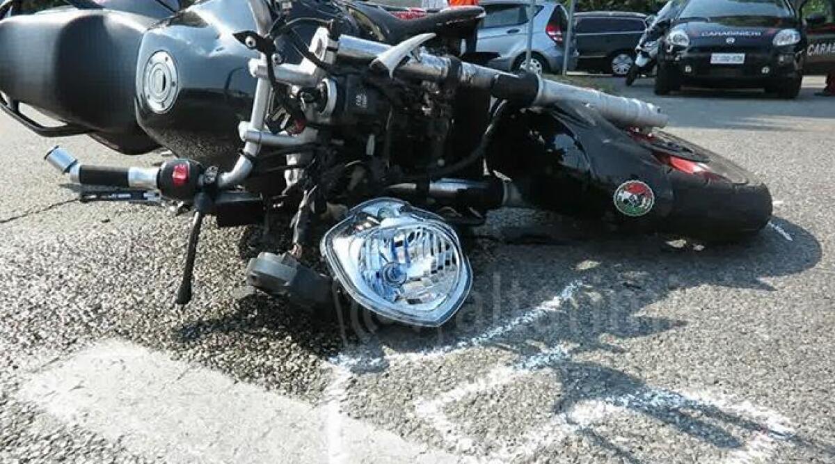 Motociclista a terra in via Veneto a Riccione, 30enne riminese trasportato all'ospedale di Cesena - 