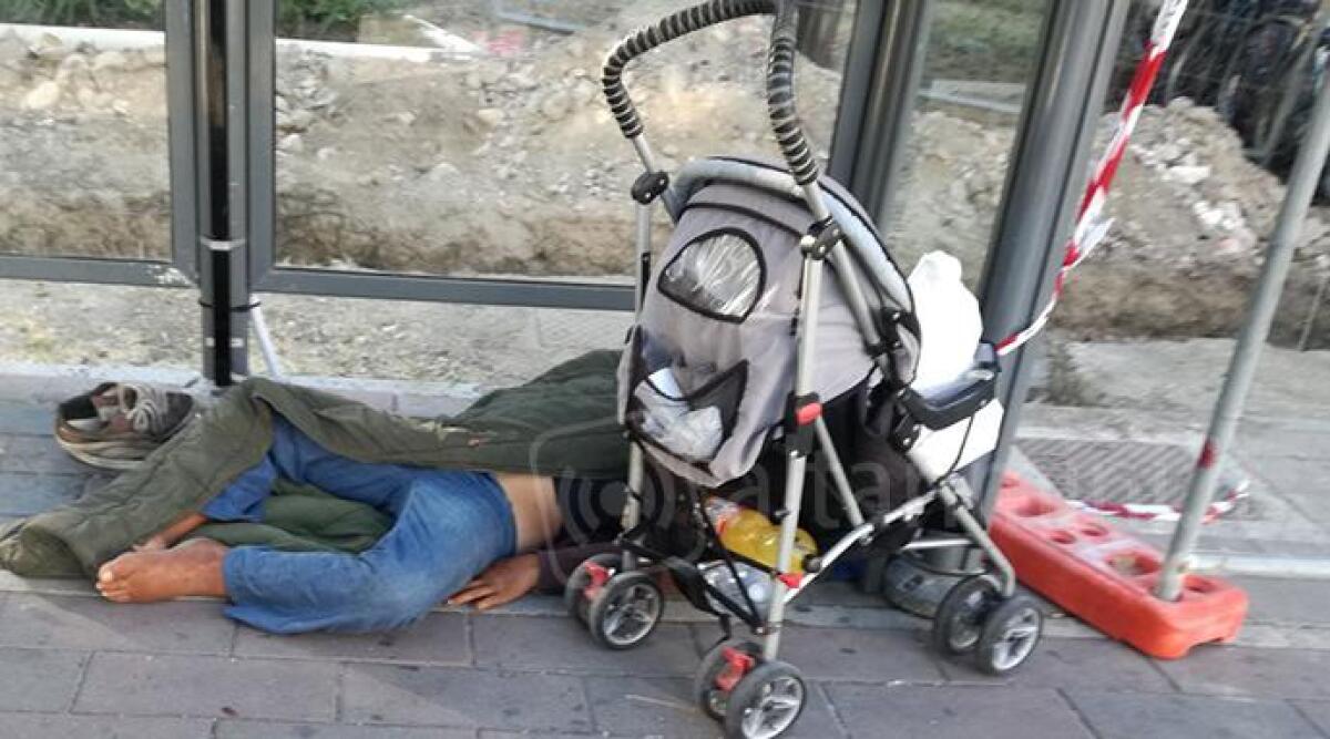 Ordinario degrado a Rimini, senzatetto dorme alla fermata del bus in pieno giorno alla stazione - 