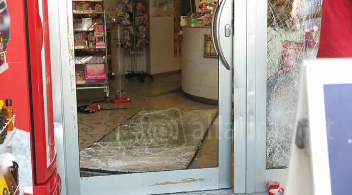 VIDEO: con l'auto contro la tabaccheria, spaccata nella notte a Bellaria: ladri scappano a mani vuote -