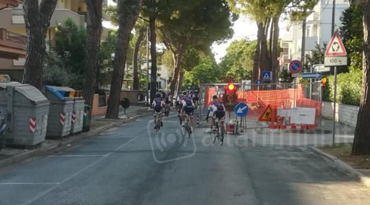 FOTO: semaforo rosso per tutti, ma non per i ciclisti. 47enne multato perde sei punti dalla patente - 