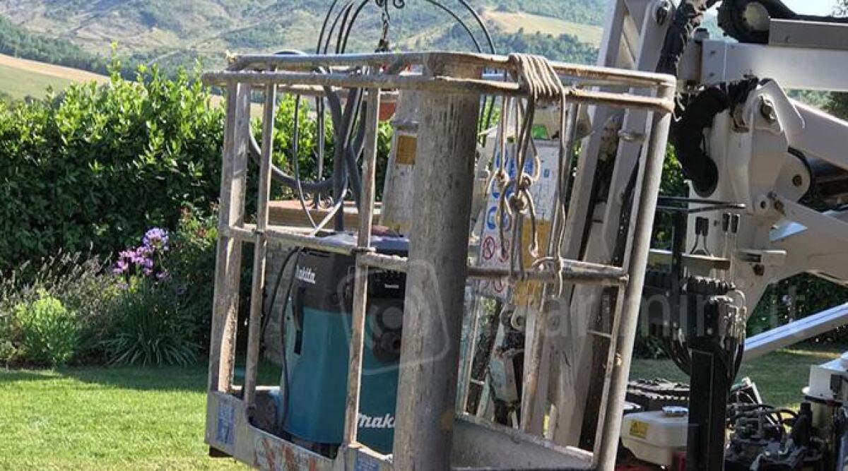 San Leo, con il cestello tocca i cavi dell'alta tensione e precipita da 6 metri. Grave 50enne -