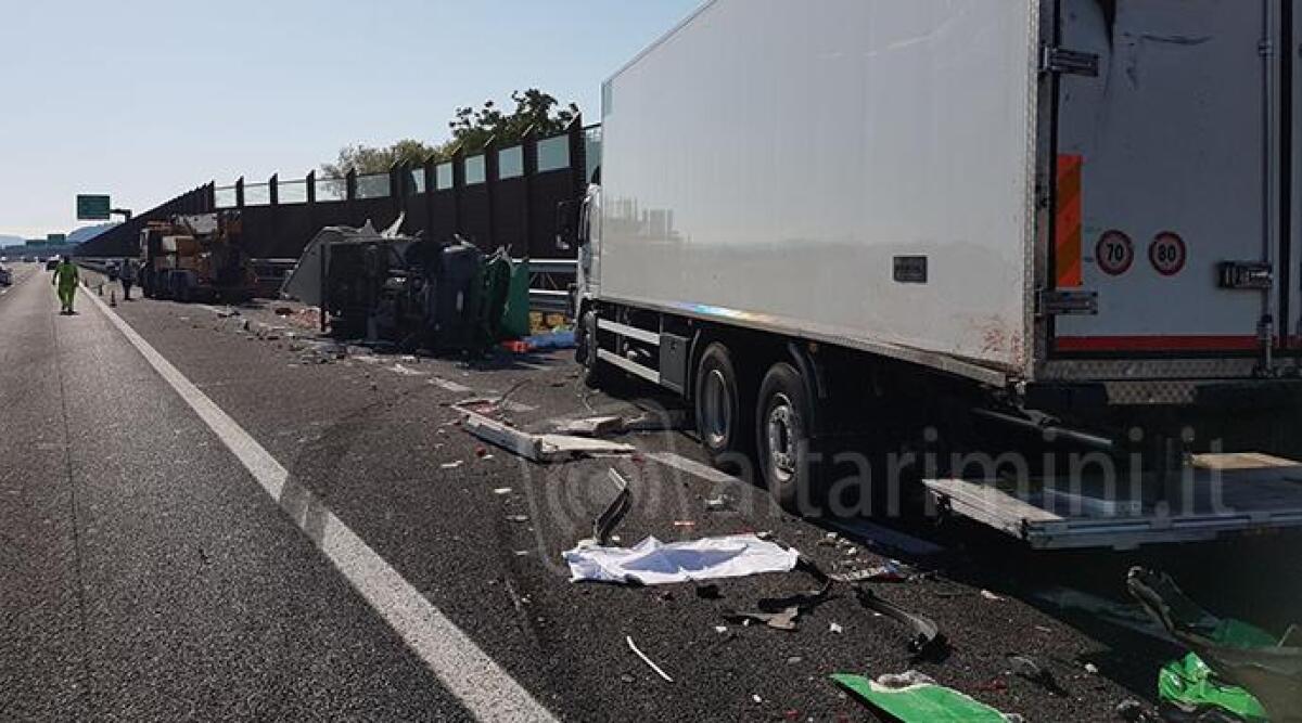 VIDEO: schianto in A14 a Rimini, tamponamento tra furgone e camion. Un morto e un ferito grave -