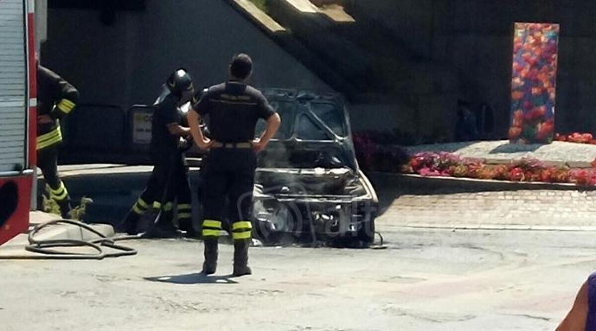Autovettura in fiamme a Riccione in zona porto, Vigili del fuoco al lavoro per ore - 