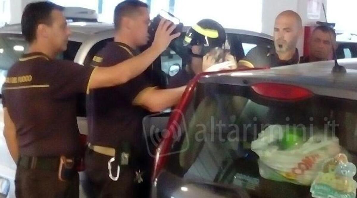 Bimbo chiuso accidentalmente dentro l'auto a 'Le Befane', mamma disperata chiama i Vigili del Fuoco - 