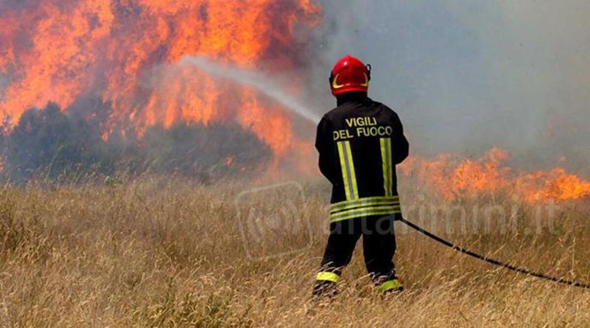Rimini, a fuoco una vasta zona ricoperta di sterpaglie in localit&agrave; Sant'Andrea in Besanigo - 