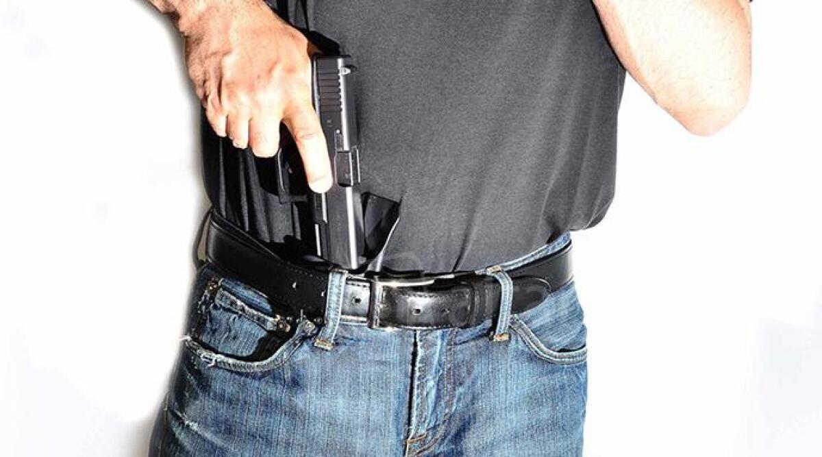 Rimini, gira con pistola nella cintola dei pantaloni senza tappo: denunciato campano pluripregiudicato - 