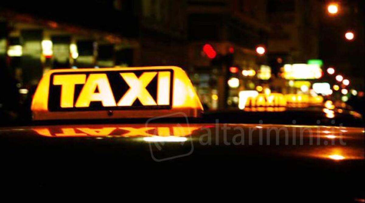 Rapinano banca e scappano in taxi, arrestato uno dei banditi. Si cerca il complice a Riccione - 