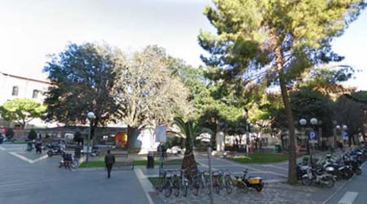Verde e panchine 'sparite' da Piazza Ferrari di Rimini, il Comune: 'spazi in sintonia con la Domus' - 