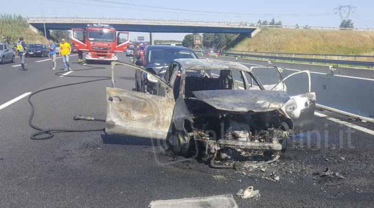 VIDEO: caos in A 14 tra Cesena e Rimini Nord. Incidente tra quattro auto, una in fiamme -
