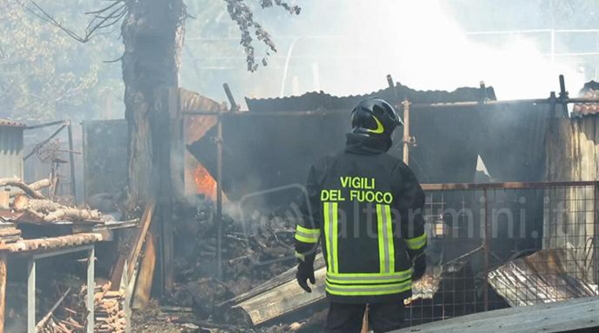 VIDEO: bruciano due capanni degli attrezzi a Santa Giustina, intervento dei vigili del fuoco - 