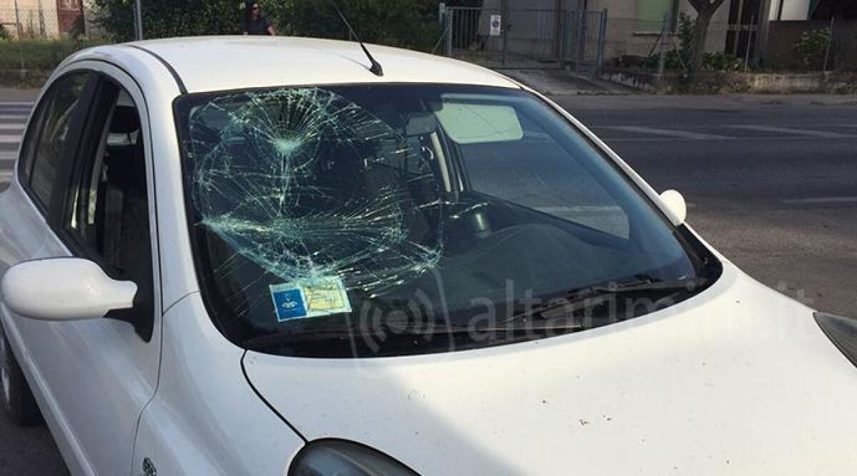 Scende dall'autobus e viene investita da un'auto a Villa Verucchio, donna 30enne in ospedale -