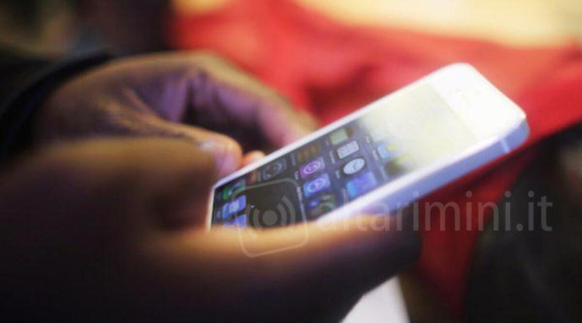 Ruba cellulare, ma la rubrica telefonica lo tradisce: sotto la voce 'amore' il marito della donna derubata - 