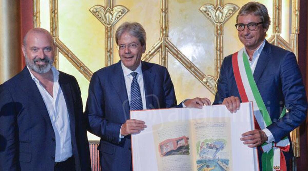 FOTO: Premier Gentiloni visita il ristrutturato cinema Fulgor, sfogliando 'il libro dei sogni' di Fellini -