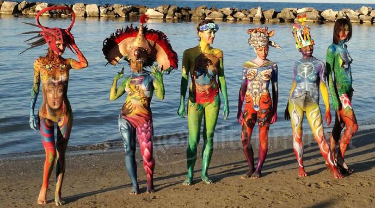 Spettacolo body painting sulla spiaggia, incanta la bellissima riccionese Sara Bartolucci - 