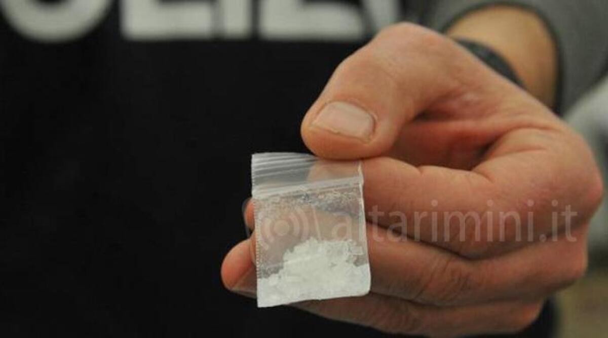 A passeggio con la morosa, ma nel borsello aveva dosi di cocaina. Il coinquilino lo inguaia: 'compro la droga da lui' - Foto di repertorio