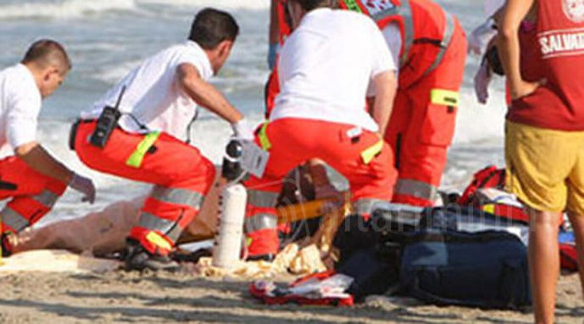 Tragedia sulla spiaggia di Misano, muore colta da malore mentre passeggia a riva - 