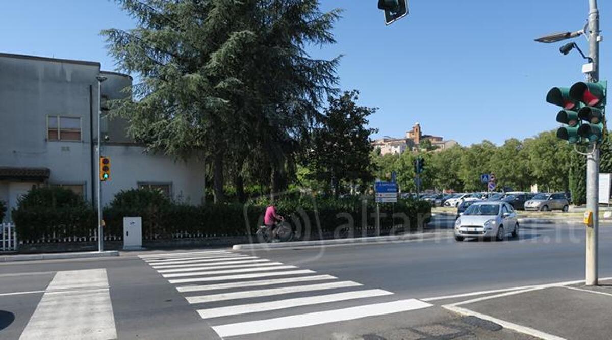 Santarcangelo, in funzione i primo dei due nuovi semafori per l’attraversamento pedonale sula via Emilia -