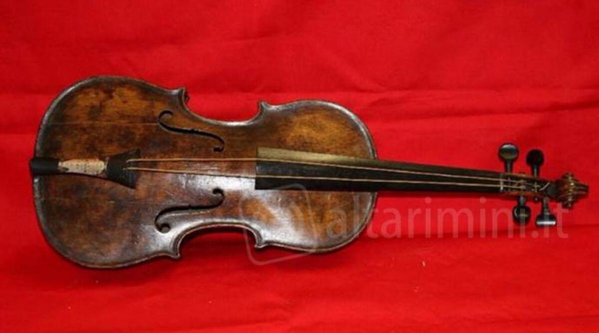 Rubato da albergo riccionese il violino di Benito Mussolini, il valore potrebbe sfiorare i 400mila euro - 