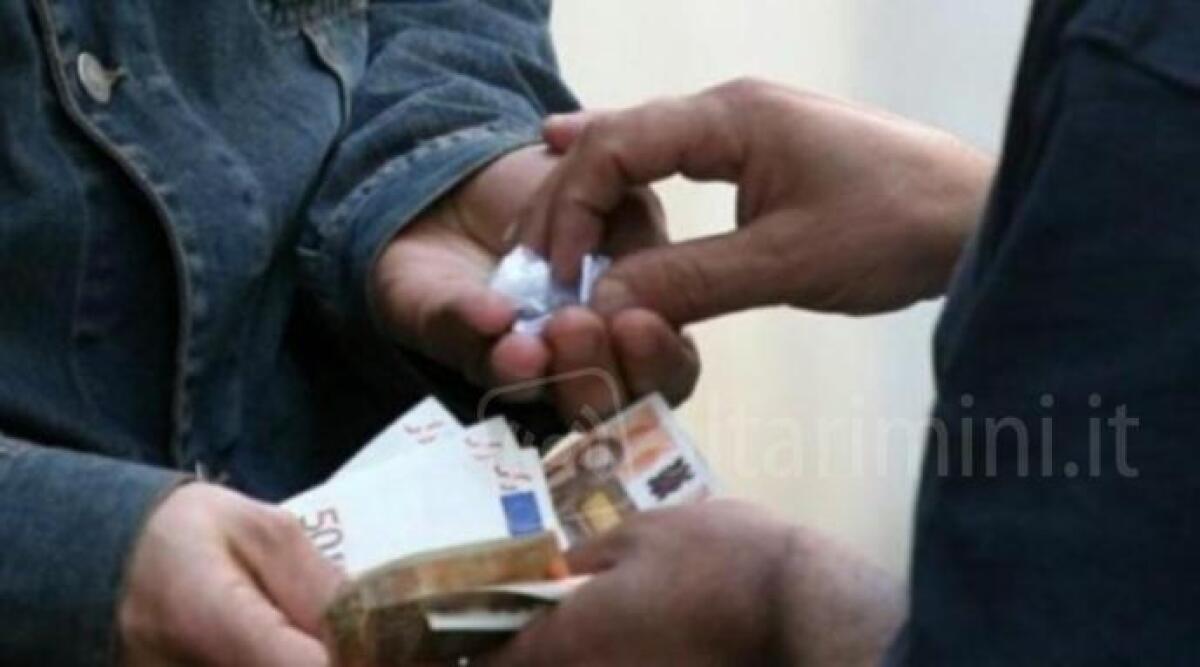 Giovane albanese nel mirino della Polizia: dopo appostamenti e pedinamenti, sorpreso a spacciare coca - 