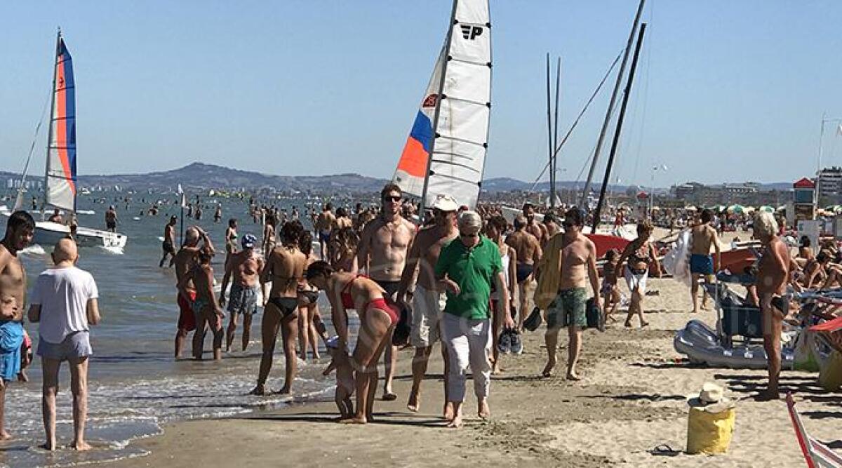 Rimini, a Miramare un giorno come un altro: coppiette in spiaggia anche di notte e agenti in borghese - 