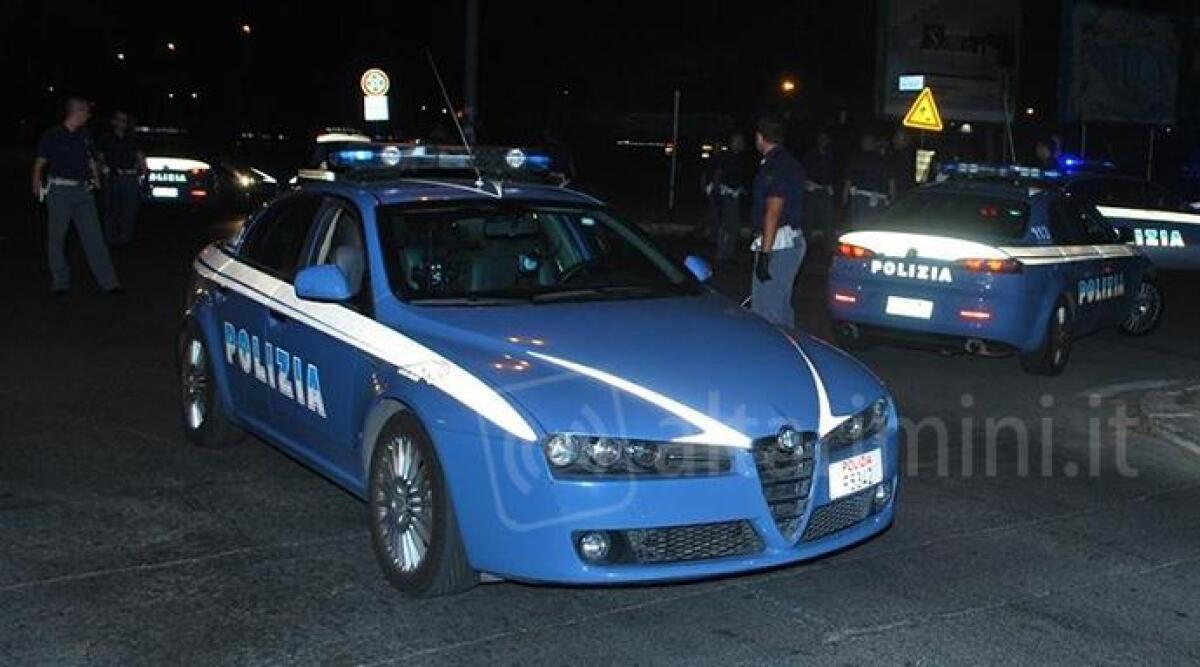 Ragazza vede i poliziotti e dà di matto fuori dalla discoteca: testata a un agente, calcio nell'inguine a un altro -