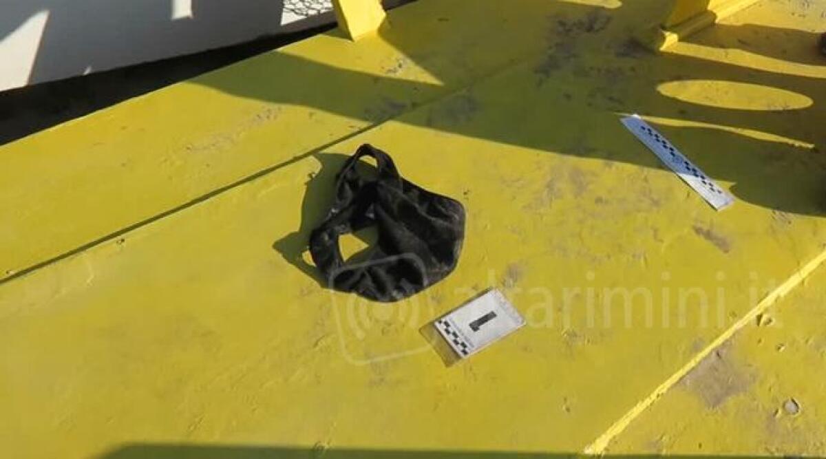 Rimini, stupro in spiaggia: "Non fate uscire i nostri nomi, a casa non vogliamo fare sapere cosa ci &egrave; successo" - 