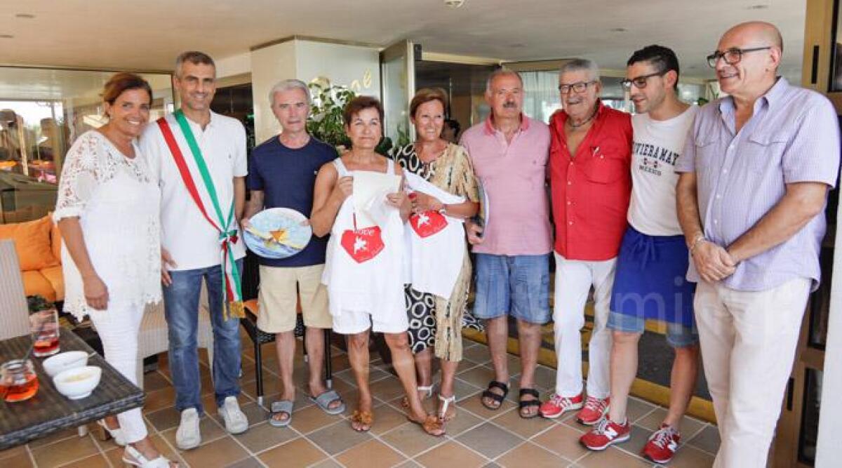 Un premio per Daniela ed Enzo, da 40 anni in vacanza nello stesso hotel di Torre Pedrera - 
