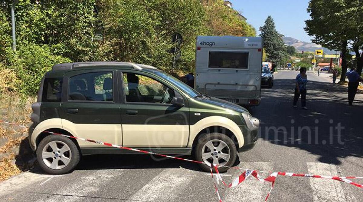 Si rompono freni del camper, carambola di mezzi scaraventati su un pedone. Interviene l'elisoccorso - 