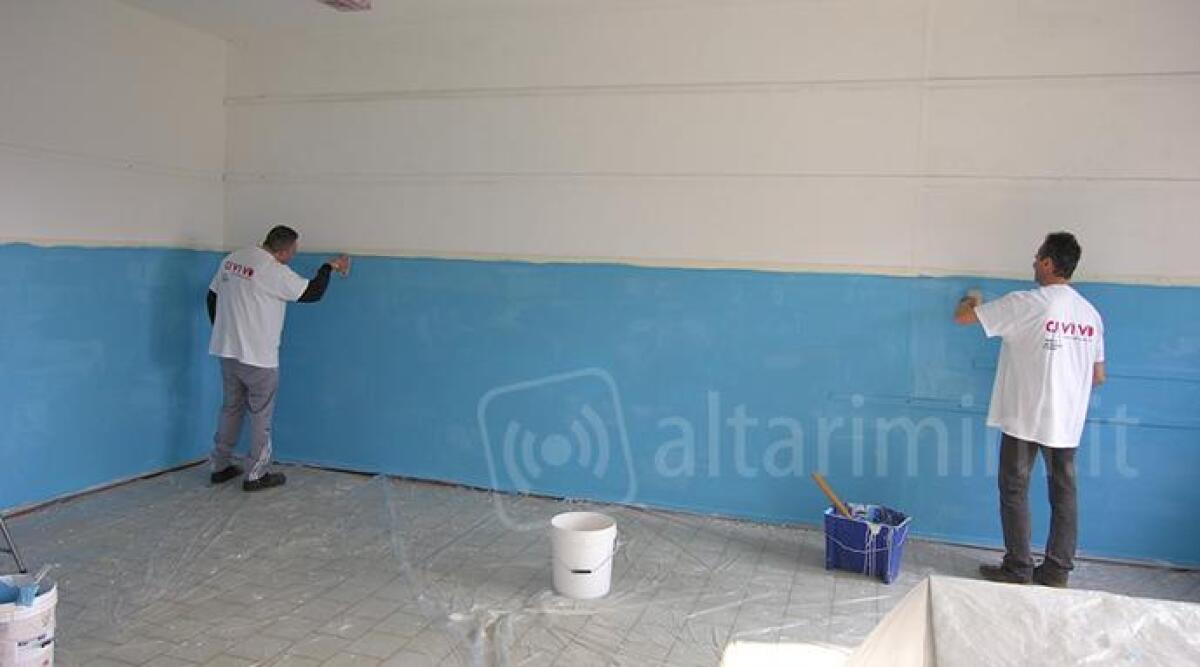 Genitori impegnati a tinteggiare aule e corridoi delle scuole elementari Ricci e Pascucci -