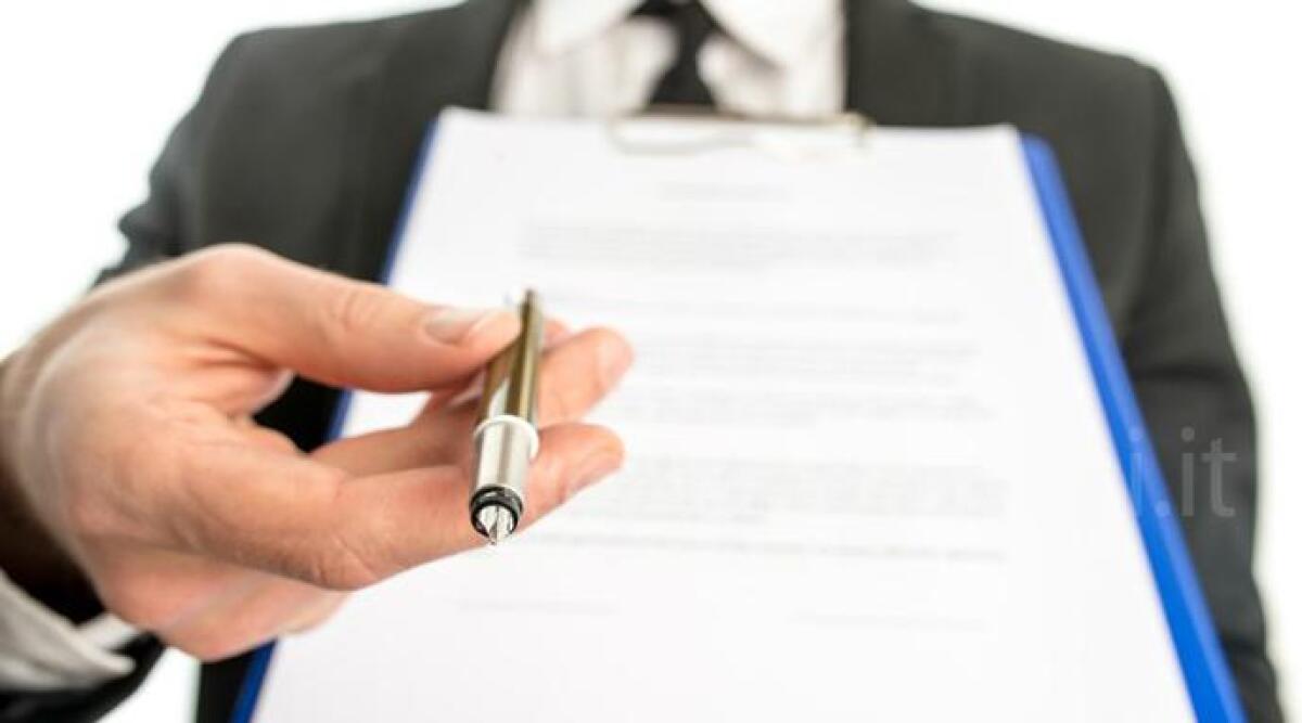 Firma contratto con inganno, riminese pubblica su Facebook foto e nome del venditore: denunciato per diffamazione - 